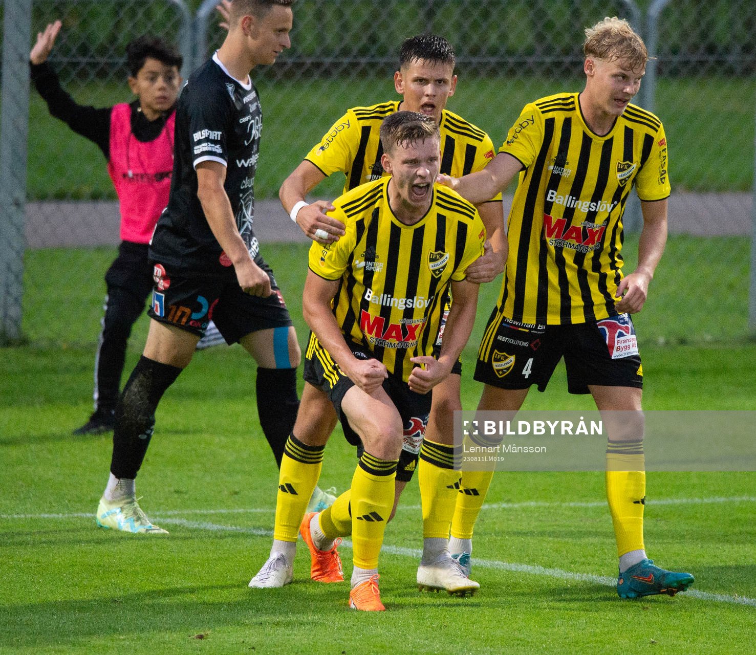 IFK Hässleholms Axel Henriksson jublar över en lyckad glidtackling i matchen i division 2 mellan IFK Hässleholm och FK Karlskrona, i Hässleholm 11 augusti 2023.