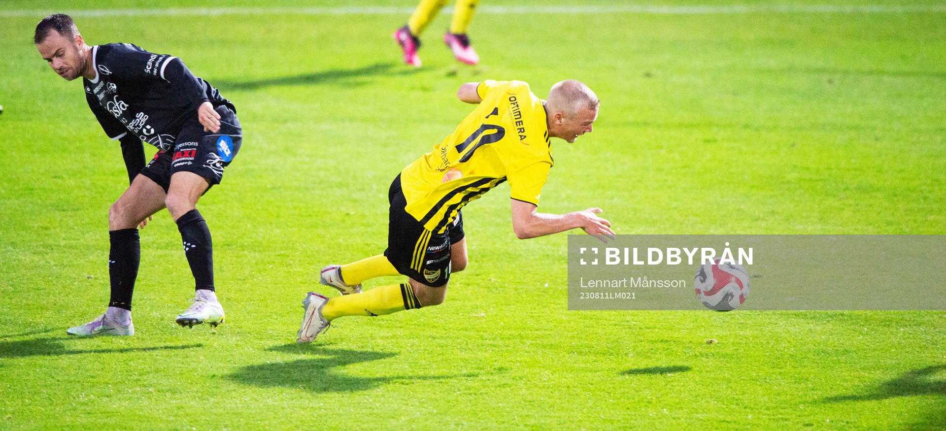 IFK Hässleholms Olle Kjellman Olblad fälls i matchen i