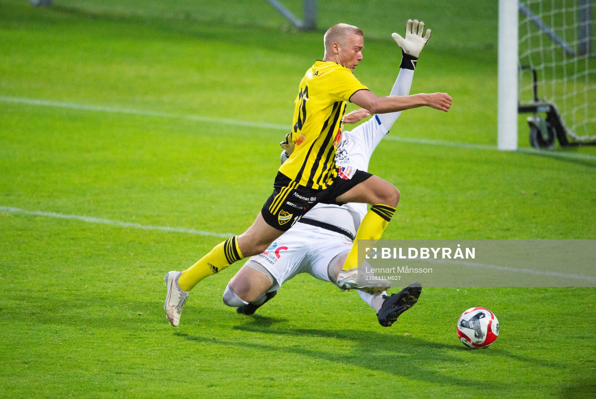 IFK Hässleholms 2-målsskytt Olle Kjellman Olblad fälls av Karlskrona-målvakten och Olle slår sen själv in straffen till 3-1 i matchen i division 2 mellan IFK Hässleholm och FK Karlskrona, i Hässleholm 11 augusti 2023.