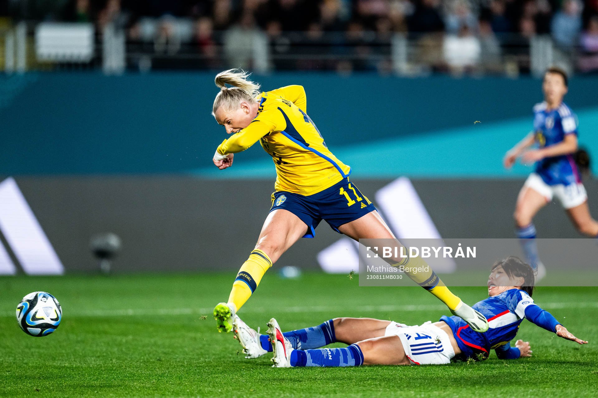Stina Blackstenius of Sweden and Saki Kumagai of Japan