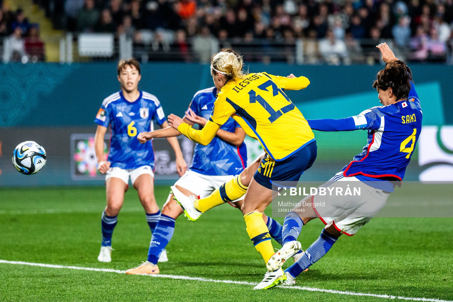 Amanda Ilestedt of Sweden scores 0-1 and Saki Kumagai of Japan during the FIFA Women's World Cup quarterfinal between Japan and Sweden on August 11, 2023 in Auckland.