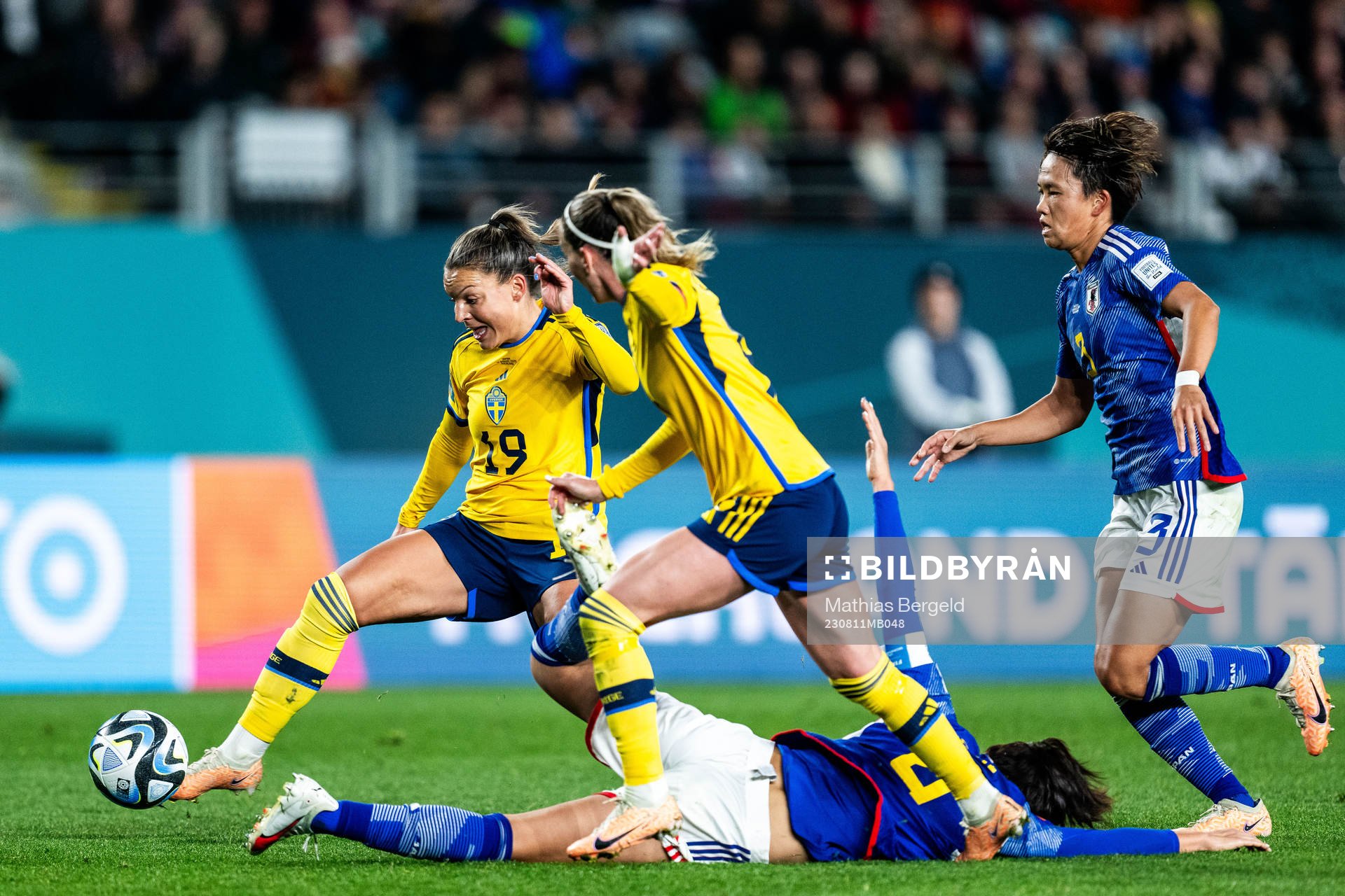 Johanna Rytting Kaneryd and Kosovare Asllani of Sweden