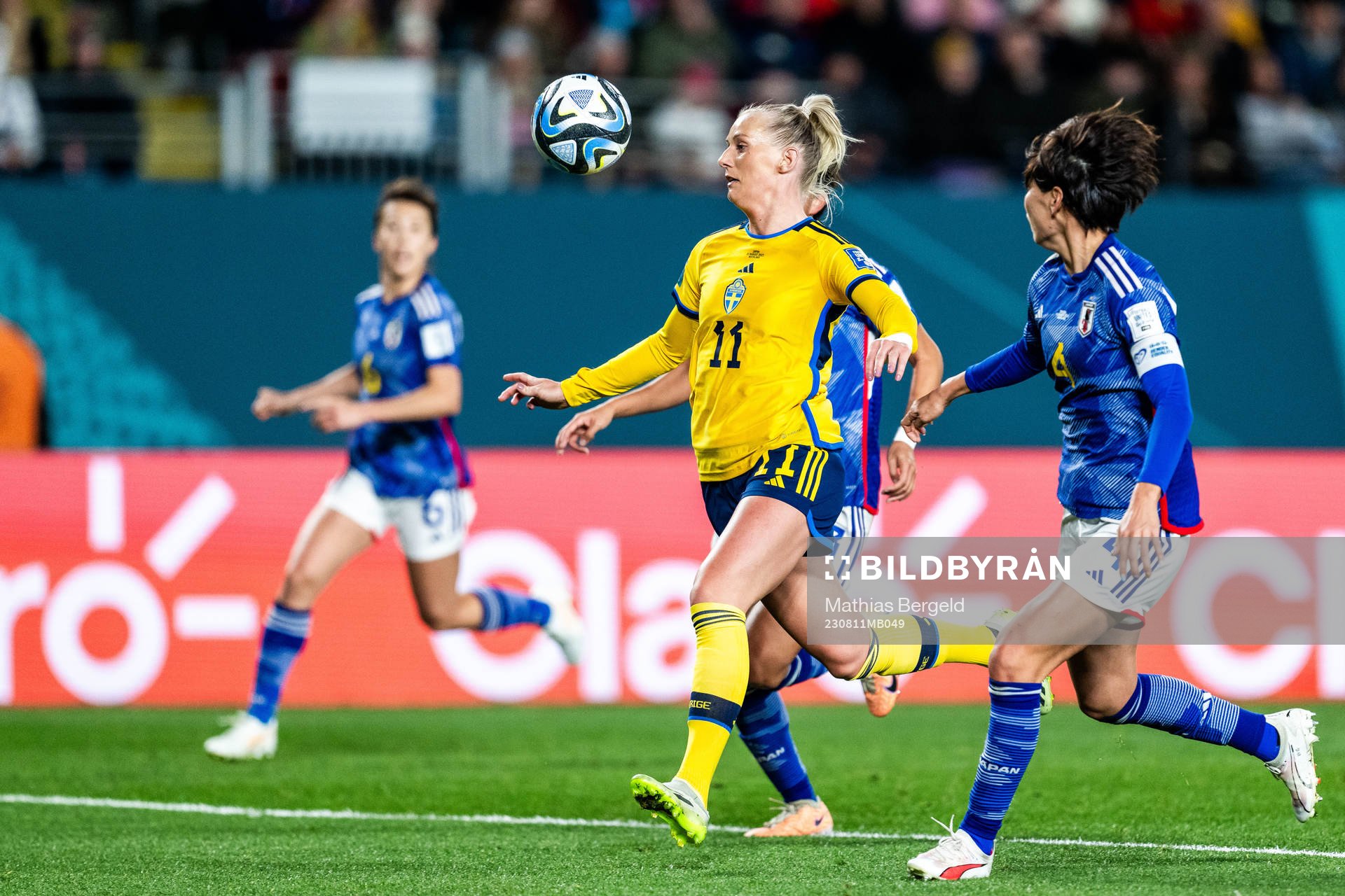 Stina Blackstenius of Sweden and Saki Kumagai of Japan