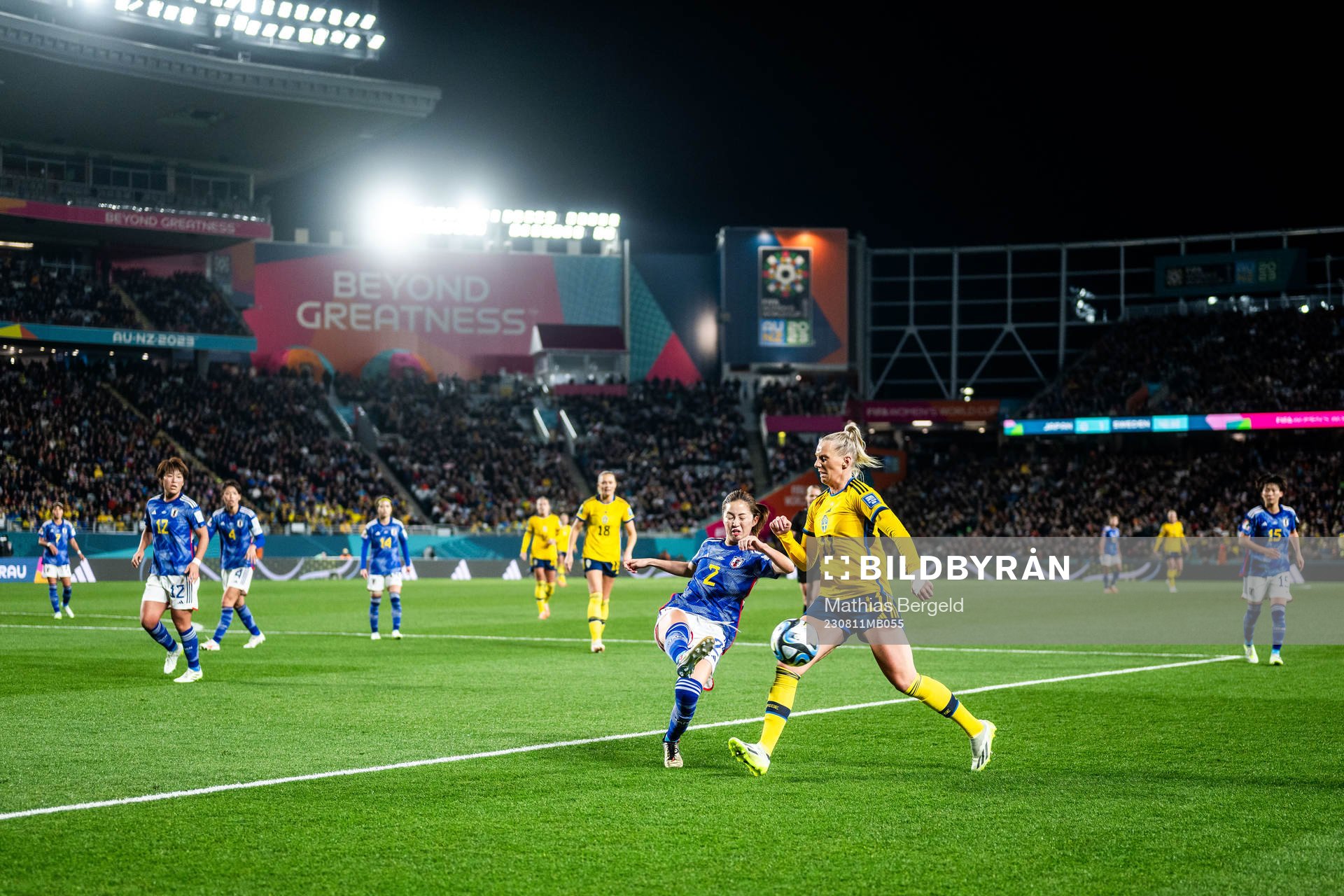 Risa Shimizu of Japan and Stina Blackstenius of Sweden during the FIFA Women's World Cup quarterfinal between Japan and Sweden on August 11, 2023 in Auckland.