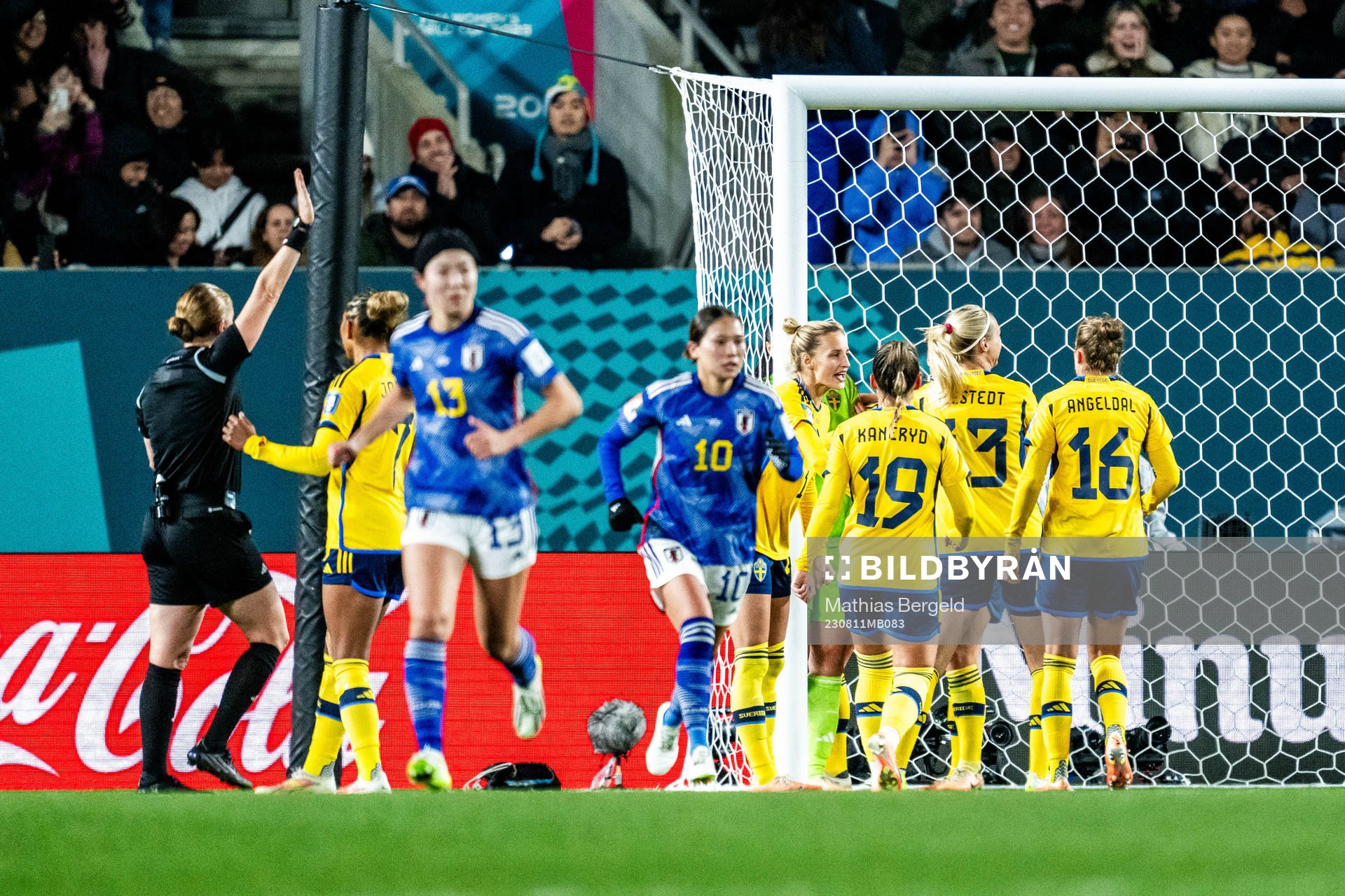 Referee Esther Staubli and players of Sweden