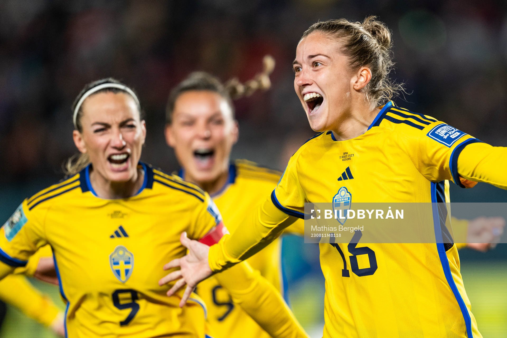 Kosovare Asllani and Johanna Rytting Kaneryd of Sweden