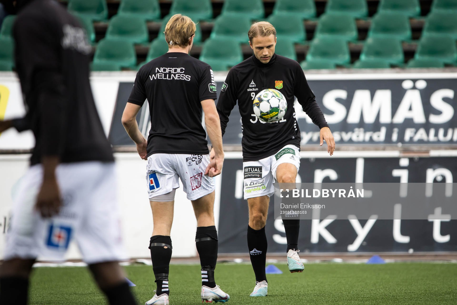 GAIS spelarna värmer upp innan fotbollsmatchen i
