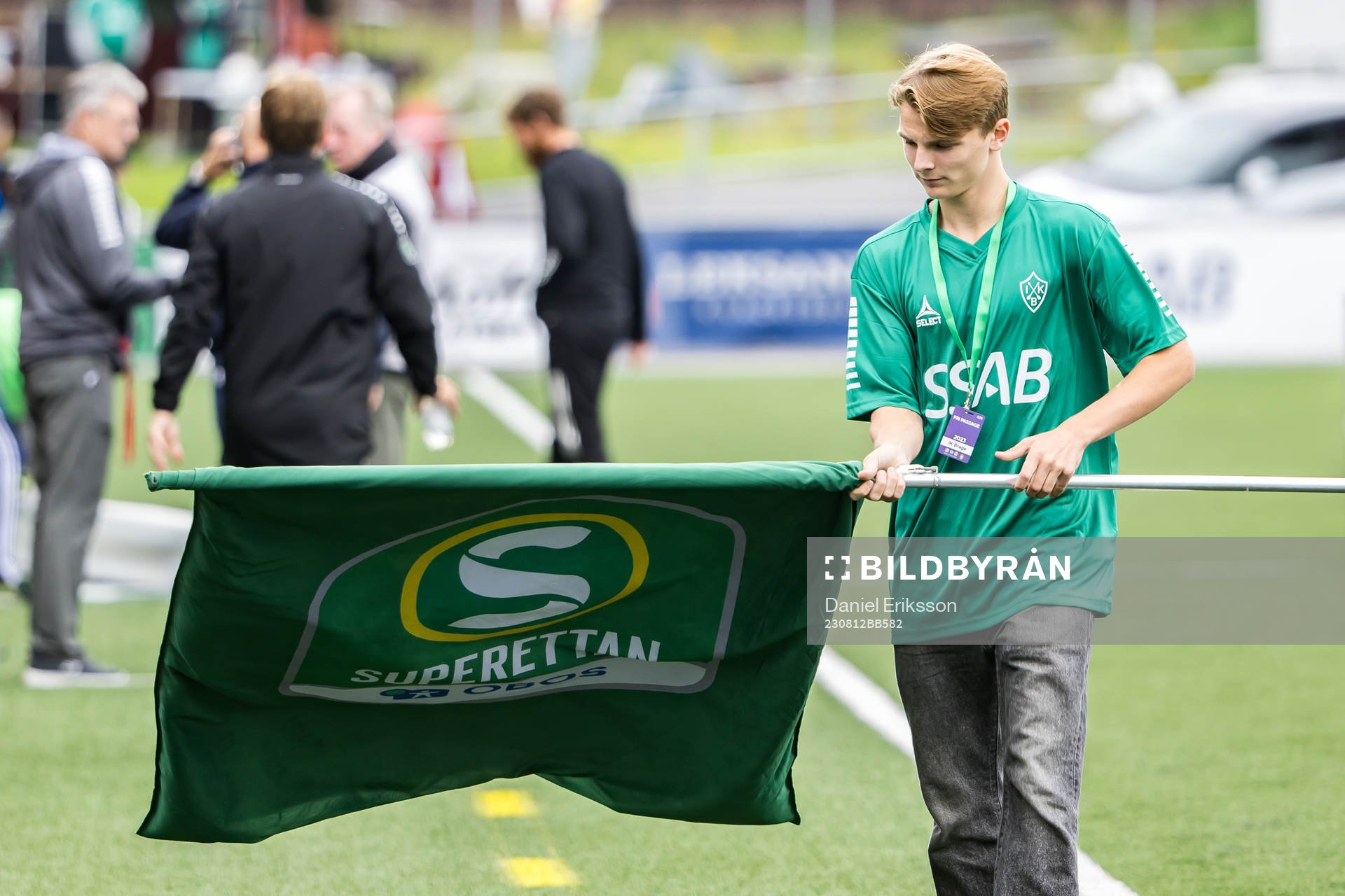 Fanbärare innan fotbollsmatchen i Superettan mellan Brage