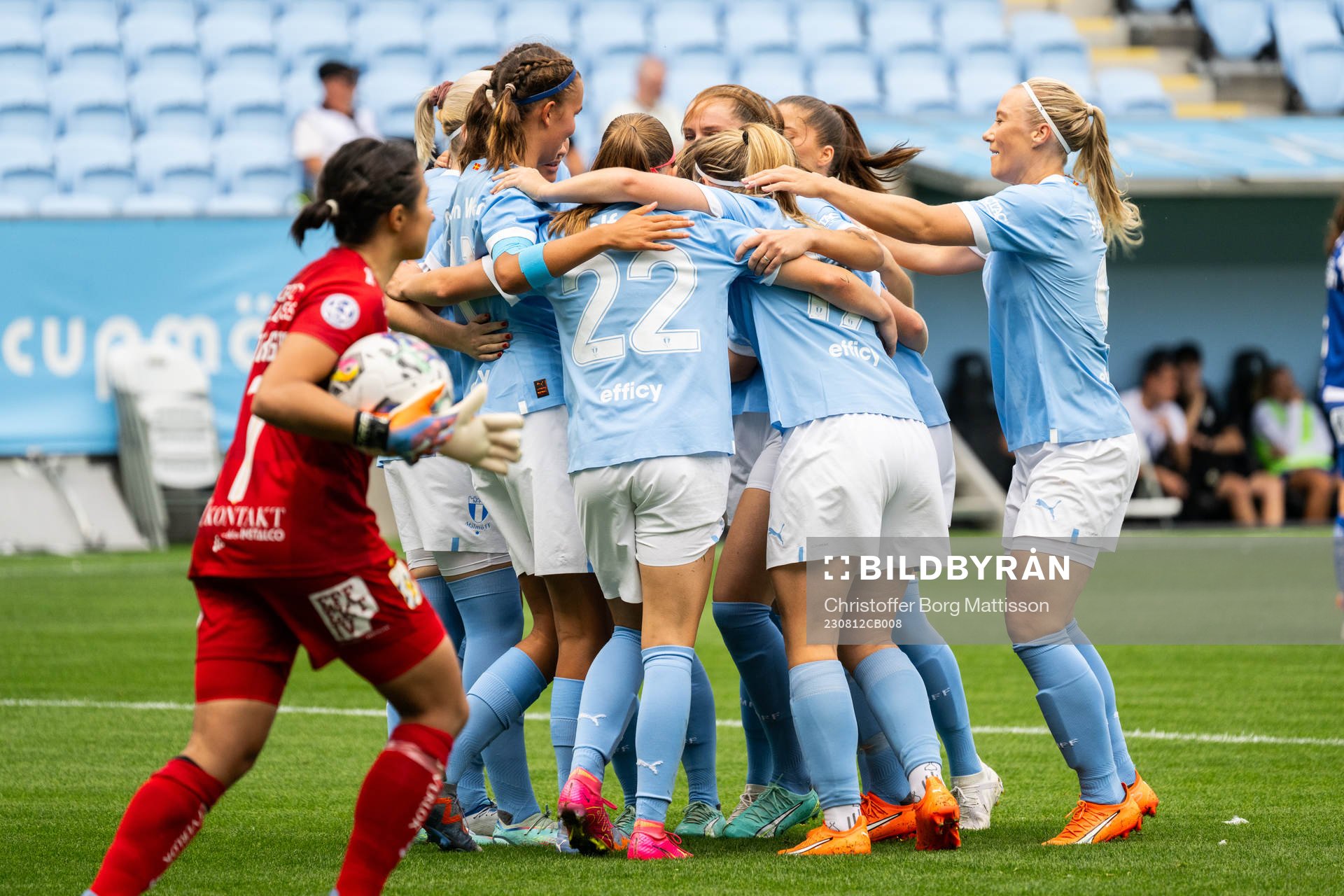 Malmö FFs Nova Rolfsson jublar med lagkamrater efter 1-0 under fotbollsmatchen i Division 1 södra mellan Malmö FF och IFK Göteborg den 12 augusti 2023 i Malmö.