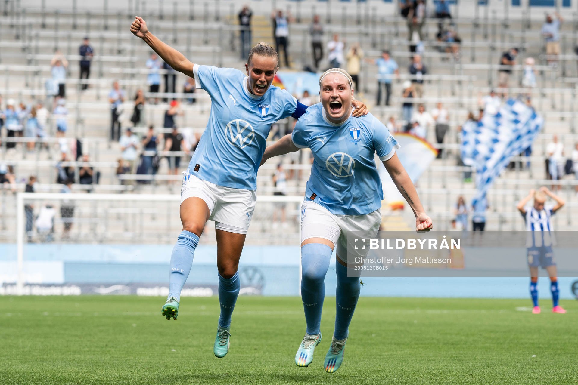 Malmö FFs Elin Björklund och Rebecka Holm jublar