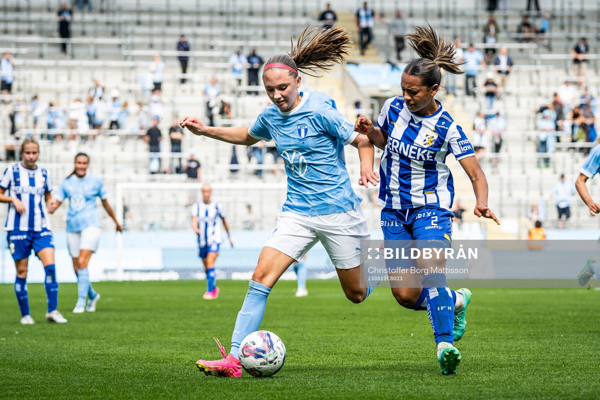 Malmö FFs Nova Rolfsson och IFK Göteborgs Ashley