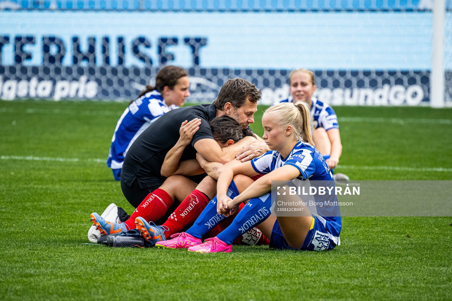 IFK Göteborgs huvudtränare Peter Svanström tröstar