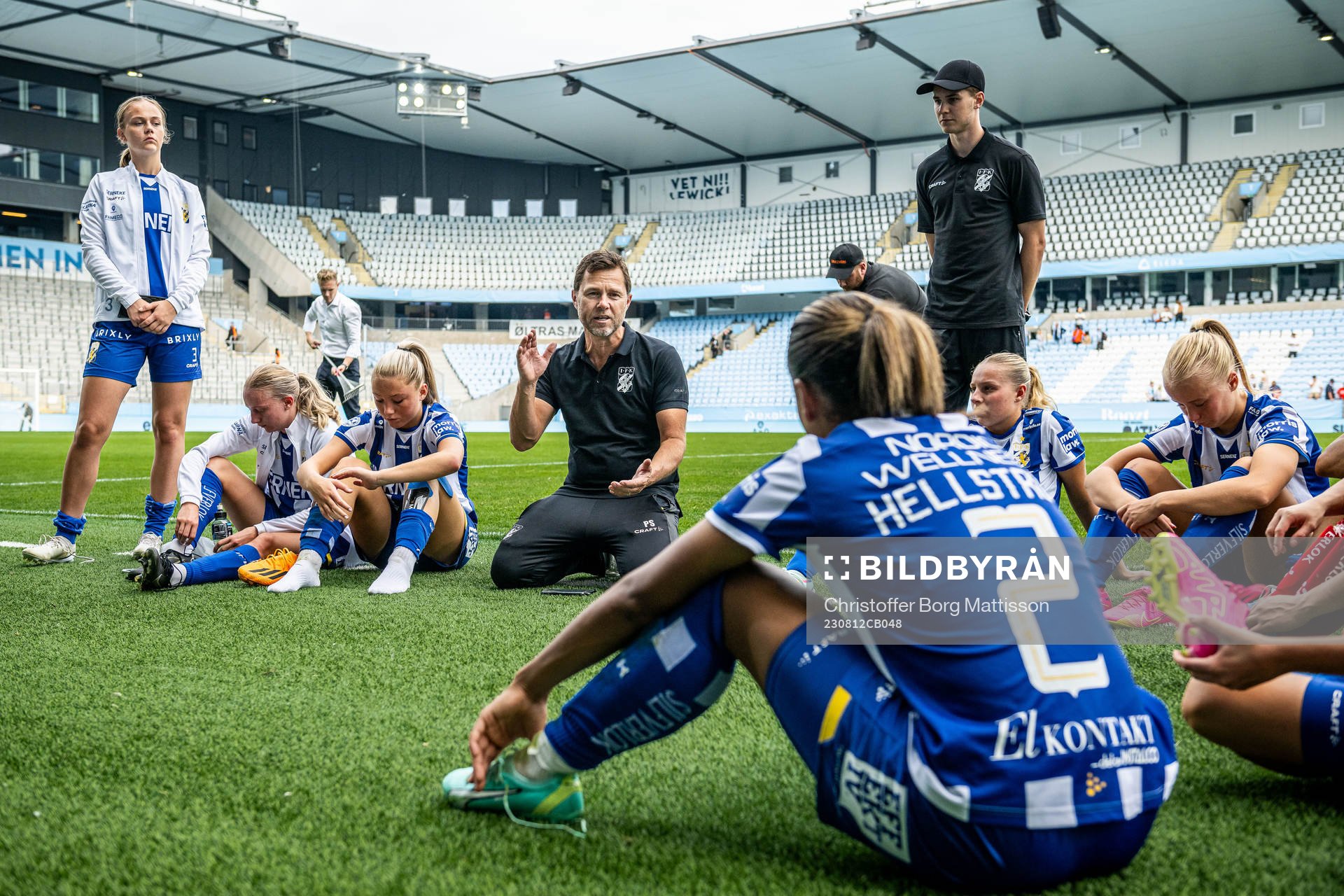 IFK Göteborgs huvudtränare Peter Svanström pratar med