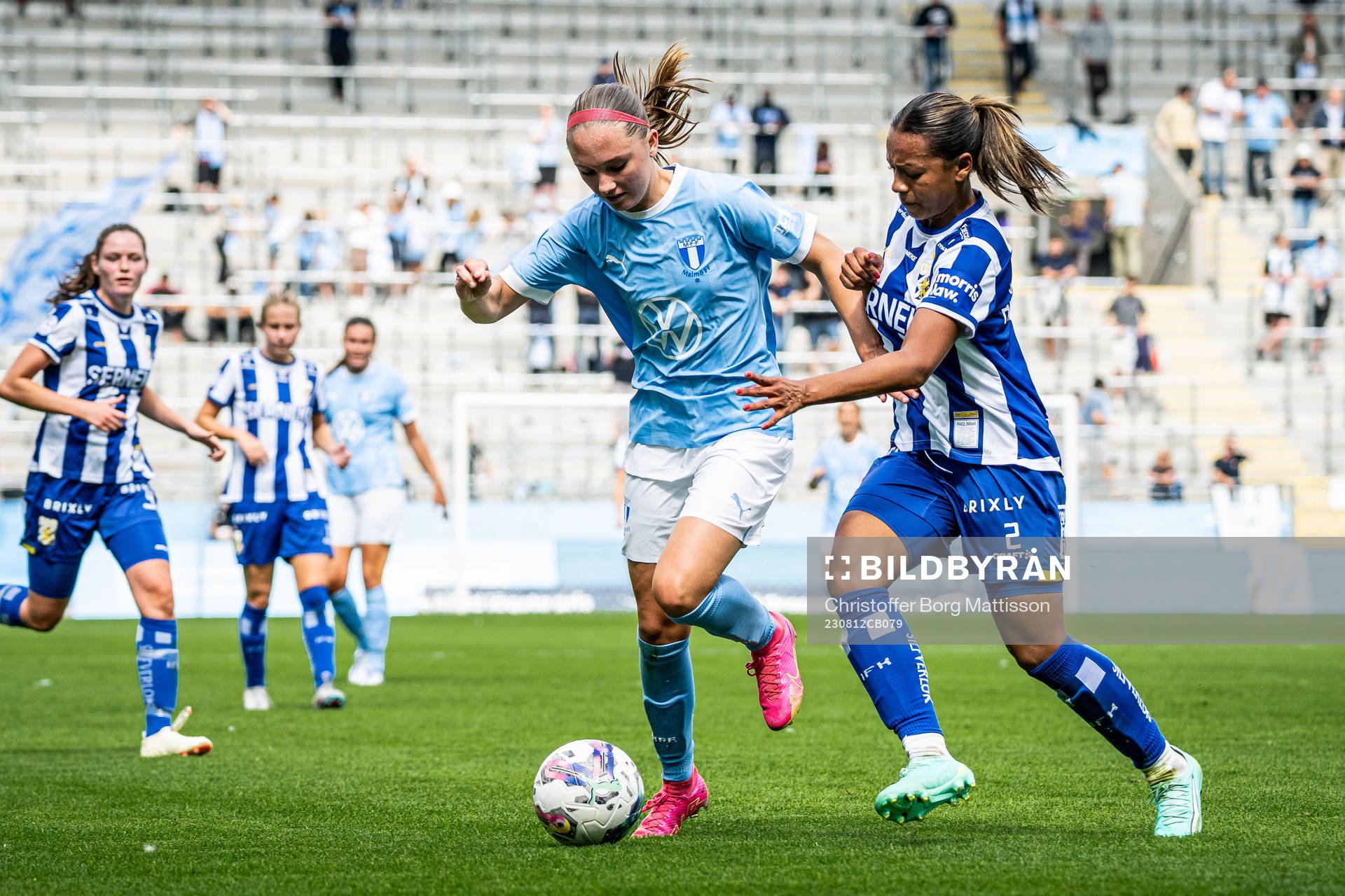 Malmö FFs Nova Rolfsson och IFK Göteborgs Ashley