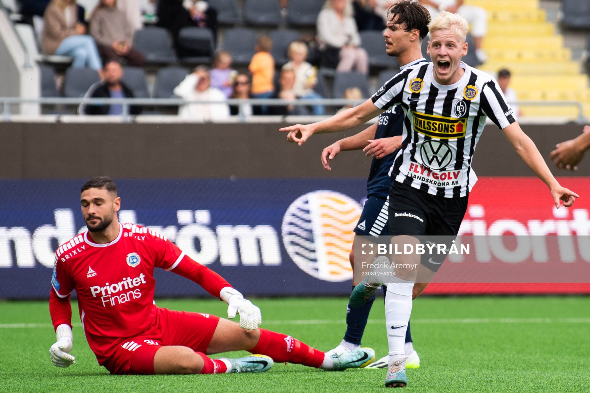 Utsiktens Elias Hadaya deppar och Landskronas Emil Lindman
