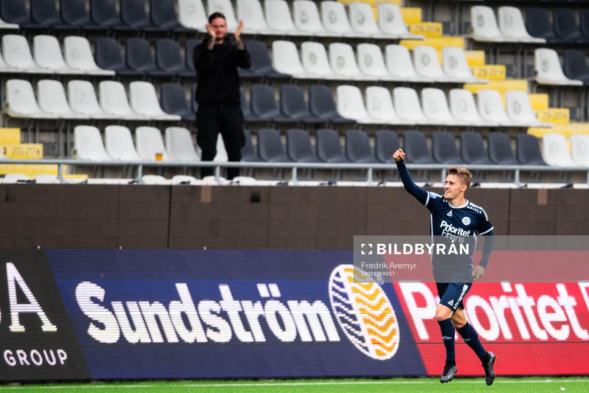Utsiktens Erik Westermark jublar efter 3-1 under fotbollsmatchen i Superettan mellan Utsikten och Landskrona den 12 augusti 2023 i Göteborg.