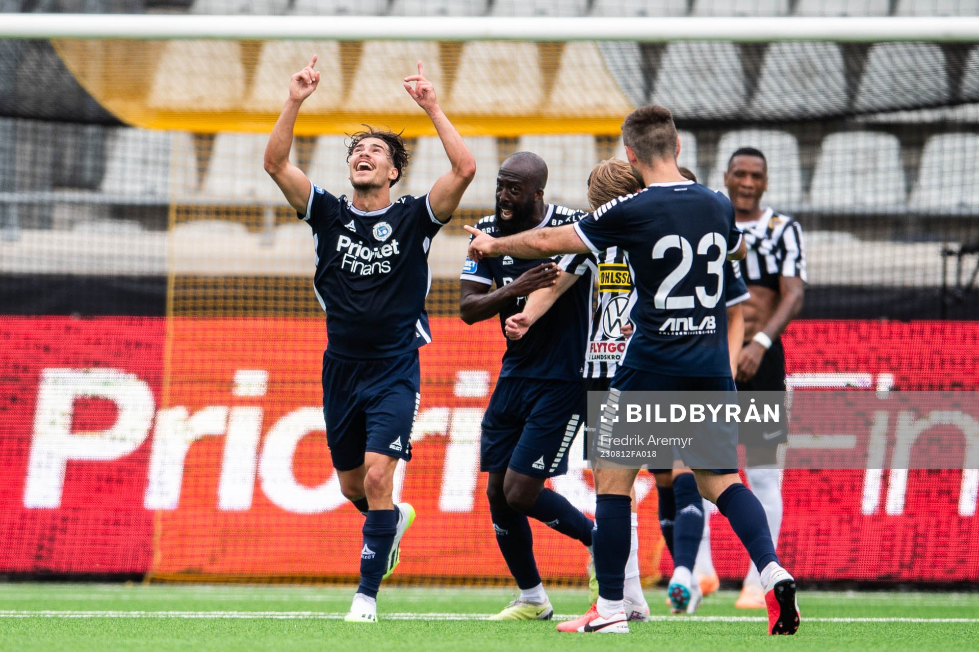 Utsiktens William Milovanovic jublar efter 2-1 under fotbollsmatchen i Superettan mellan Utsikten och Landskrona den 12 augusti 2023 i Göteborg.