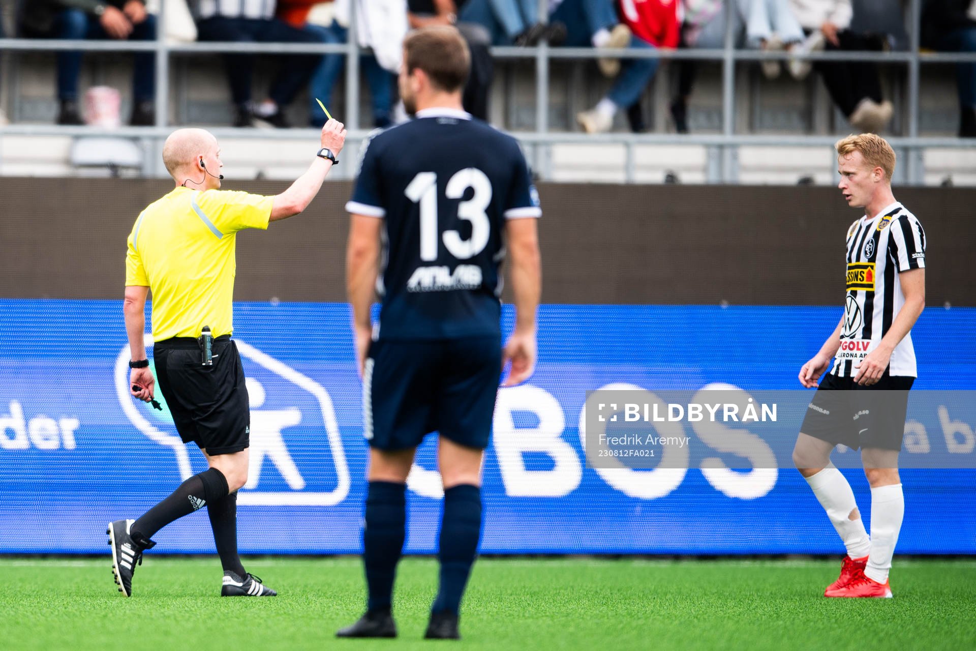 Domare Per Melin delar ut ett gult kort till Landskronas