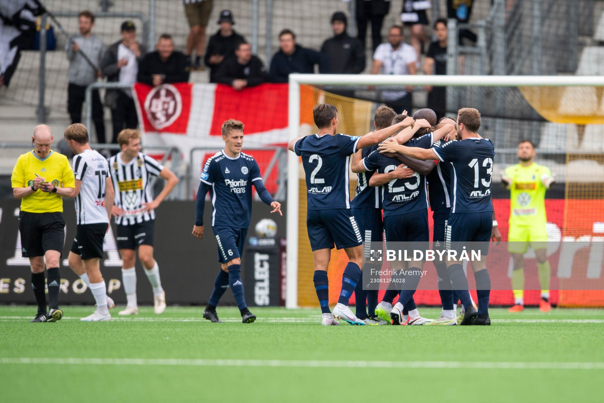 Utsiktens spelare jublar under fotbollsmatchen i Superettan mellan Utsikten och Landskrona den 12 augusti 2023 i Göteborg. 