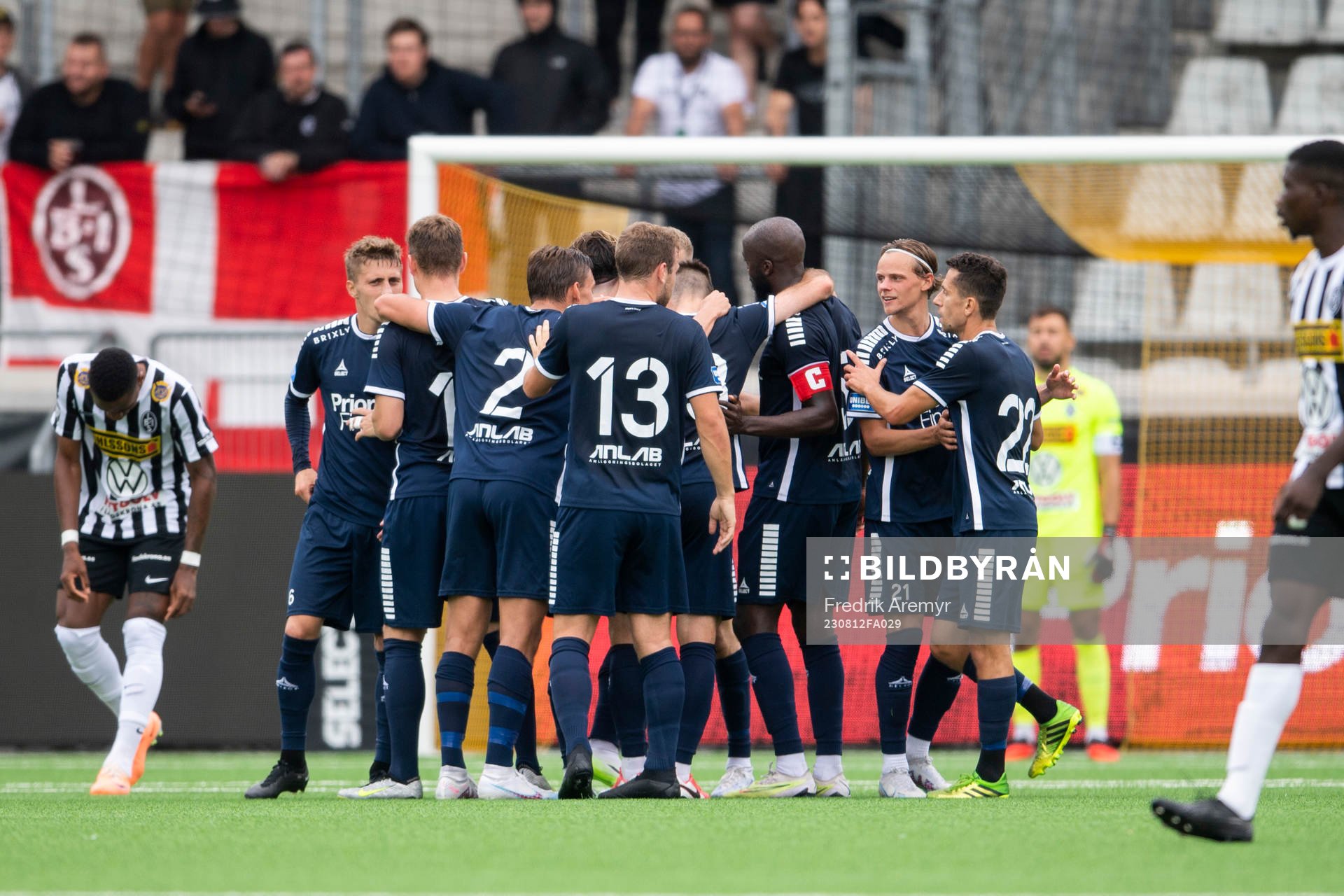 Utsiktens spelare jublar under fotbollsmatchen i Superettan mellan Utsikten och Landskrona den 12 augusti 2023 i Göteborg. 