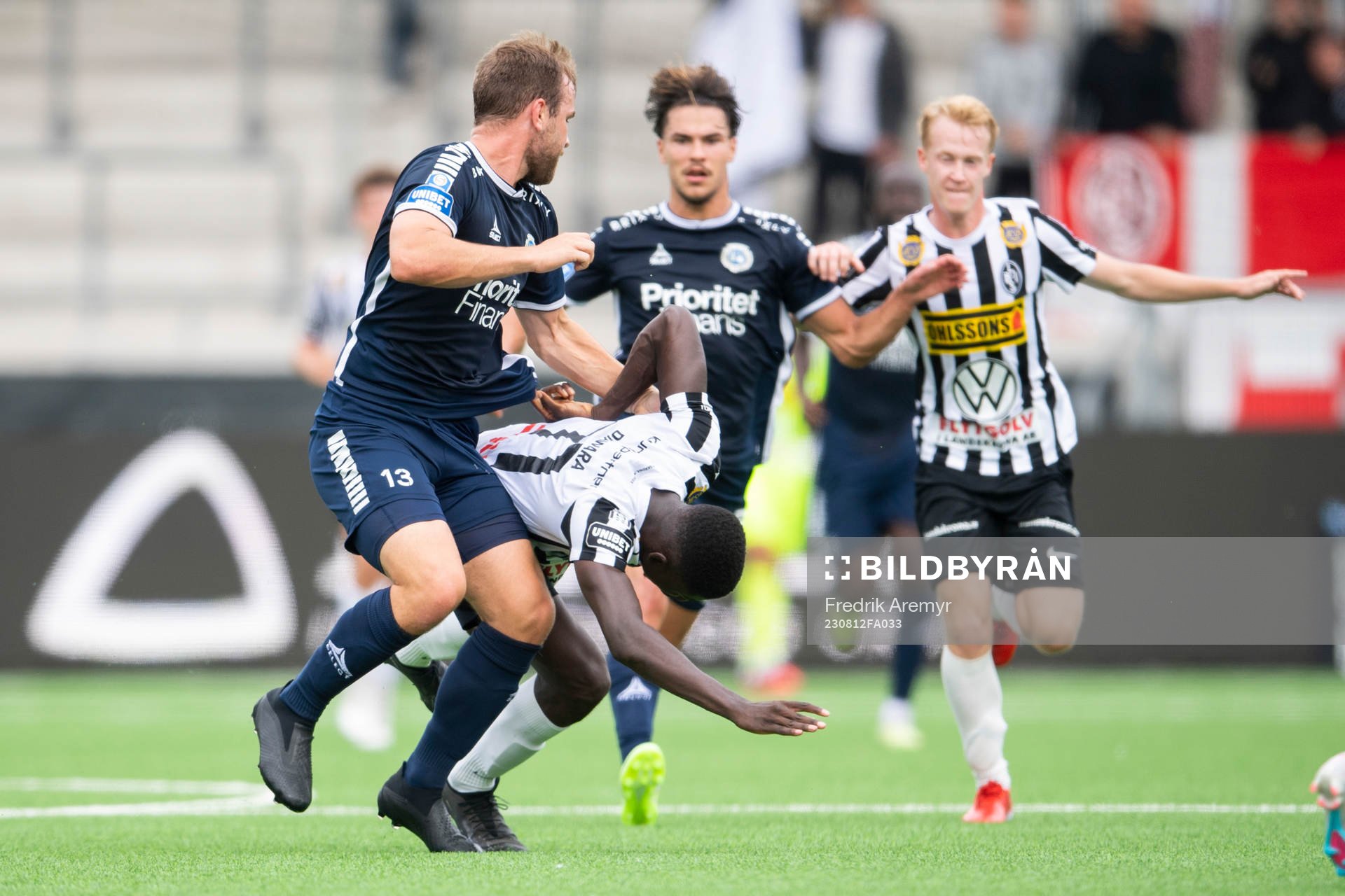 Landskronas Ousmane Diawara trycks ned av Utsiktens Erik