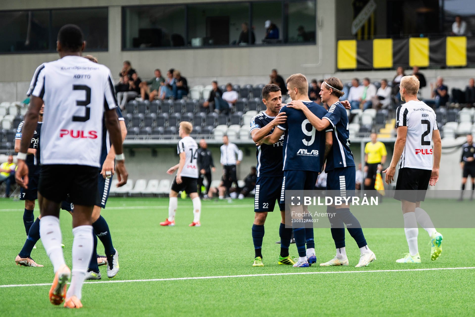 Utsiktens Lucas Hedlund jublar med lagkamrater efter 4-1 under fotbollsmatchen i Superettan mellan Utsikten och Landskrona den 12 augusti 2023 i Göteborg.
