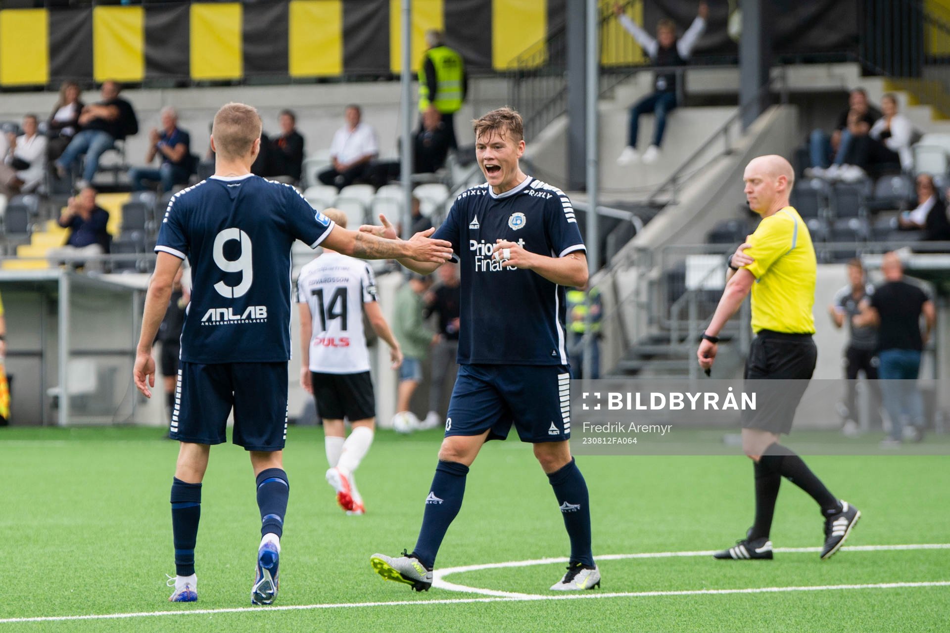 Utsiktens Lucas Hedlund och Utsiktens Albin Skoglund jublar under fotbollsmatchen i Superettan mellan Utsikten och Landskrona den 12 augusti 2023 i Göteborg.