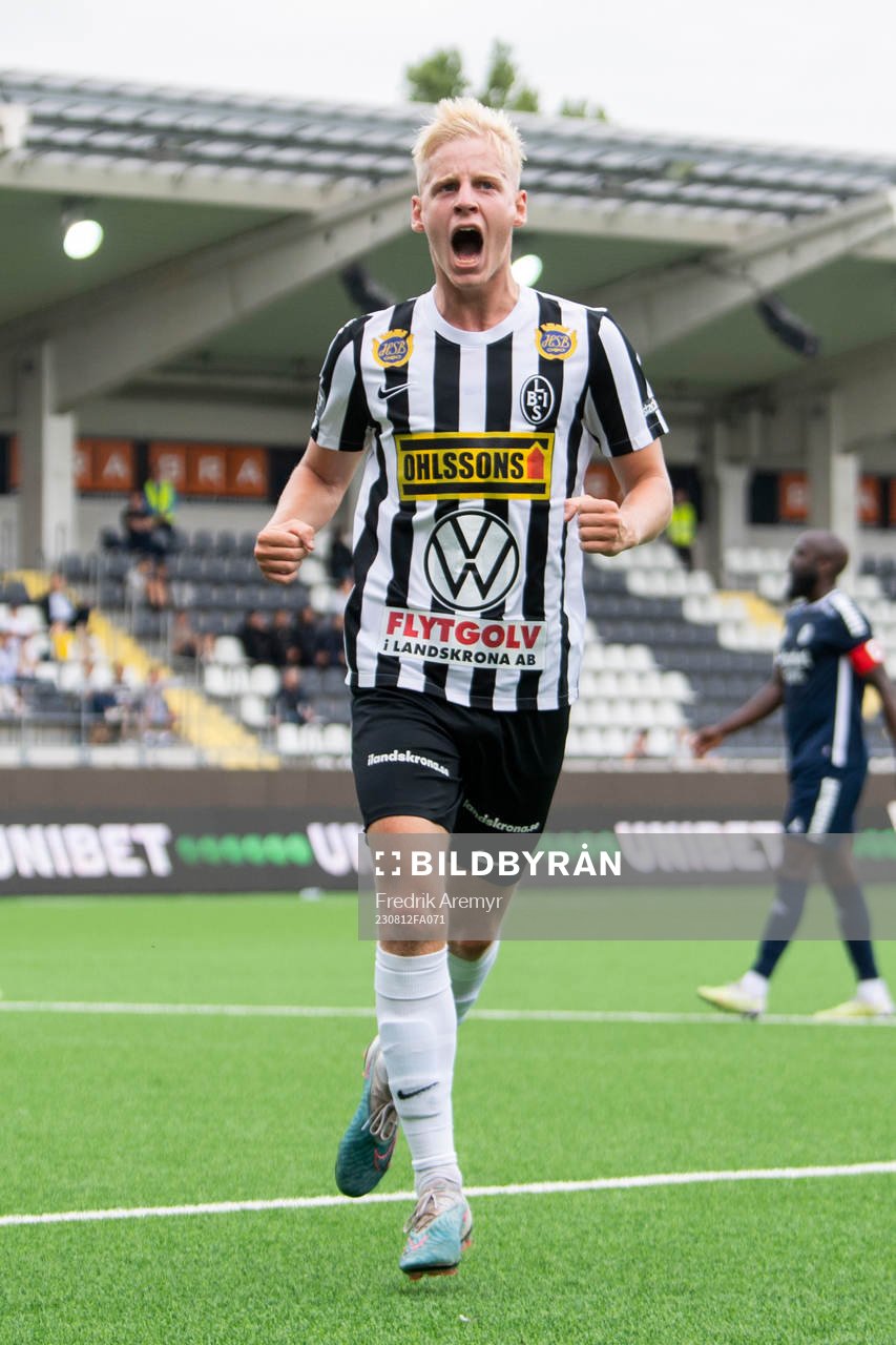 Landskronas Emil Lindman jublar under fotbollsmatchen i Superettan mellan Utsikten och Landskrona den 12 augusti 2023 i Göteborg. 