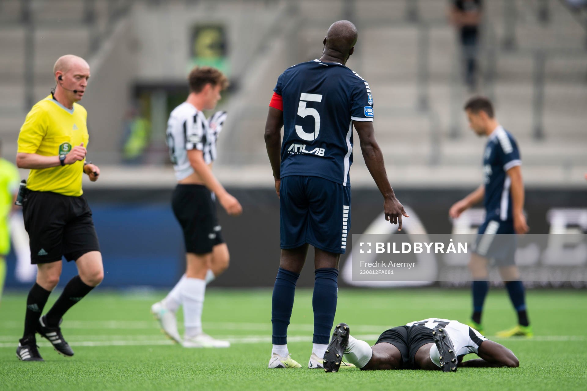 Utsiktens Ronald Mukiibi pekar på Landskronas Ousmane