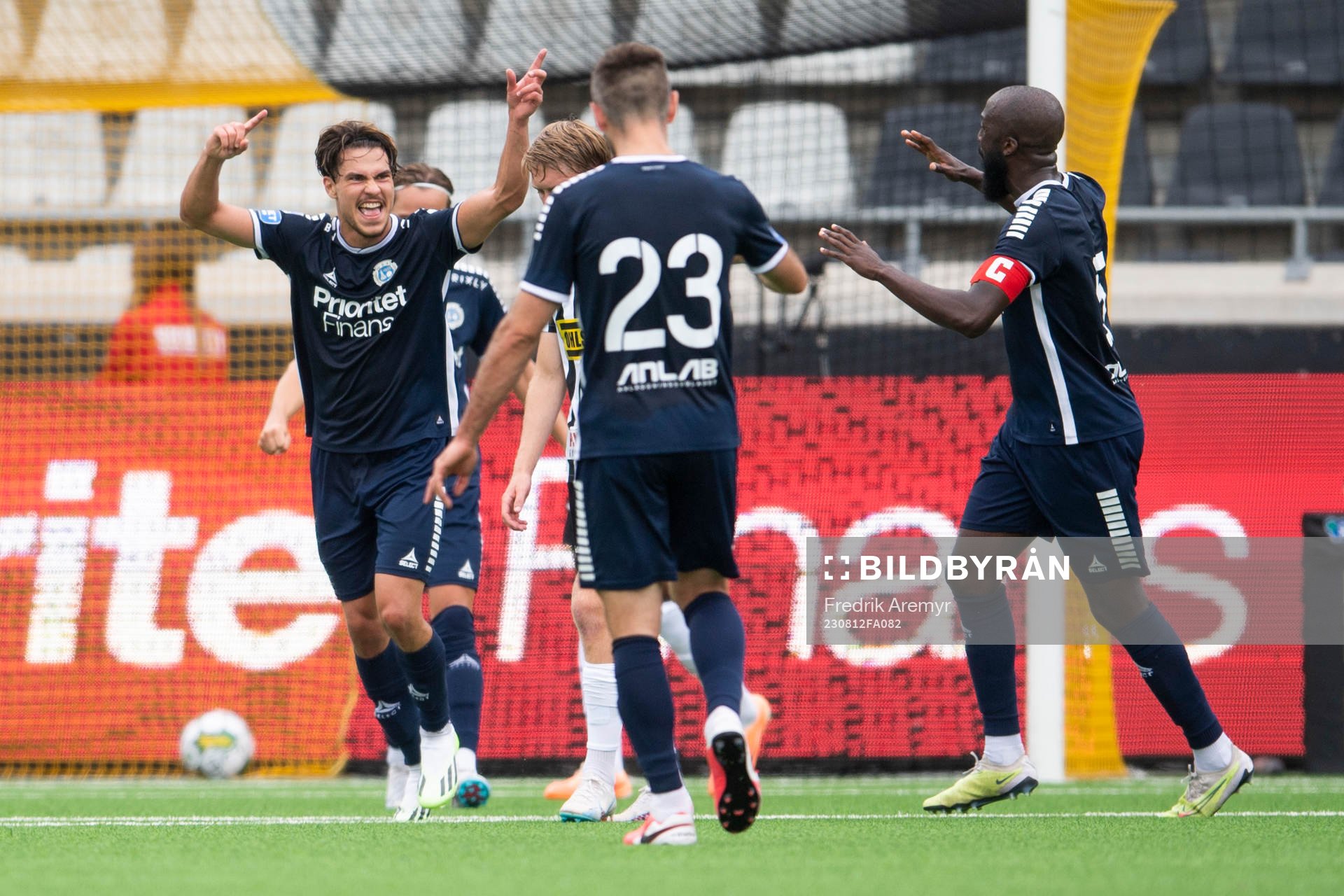 Utsiktens målskytt William Milovanovic jublar under fotbollsmatchen i Superettan mellan Utsikten och Landskrona den 12 augusti 2023 i Göteborg.