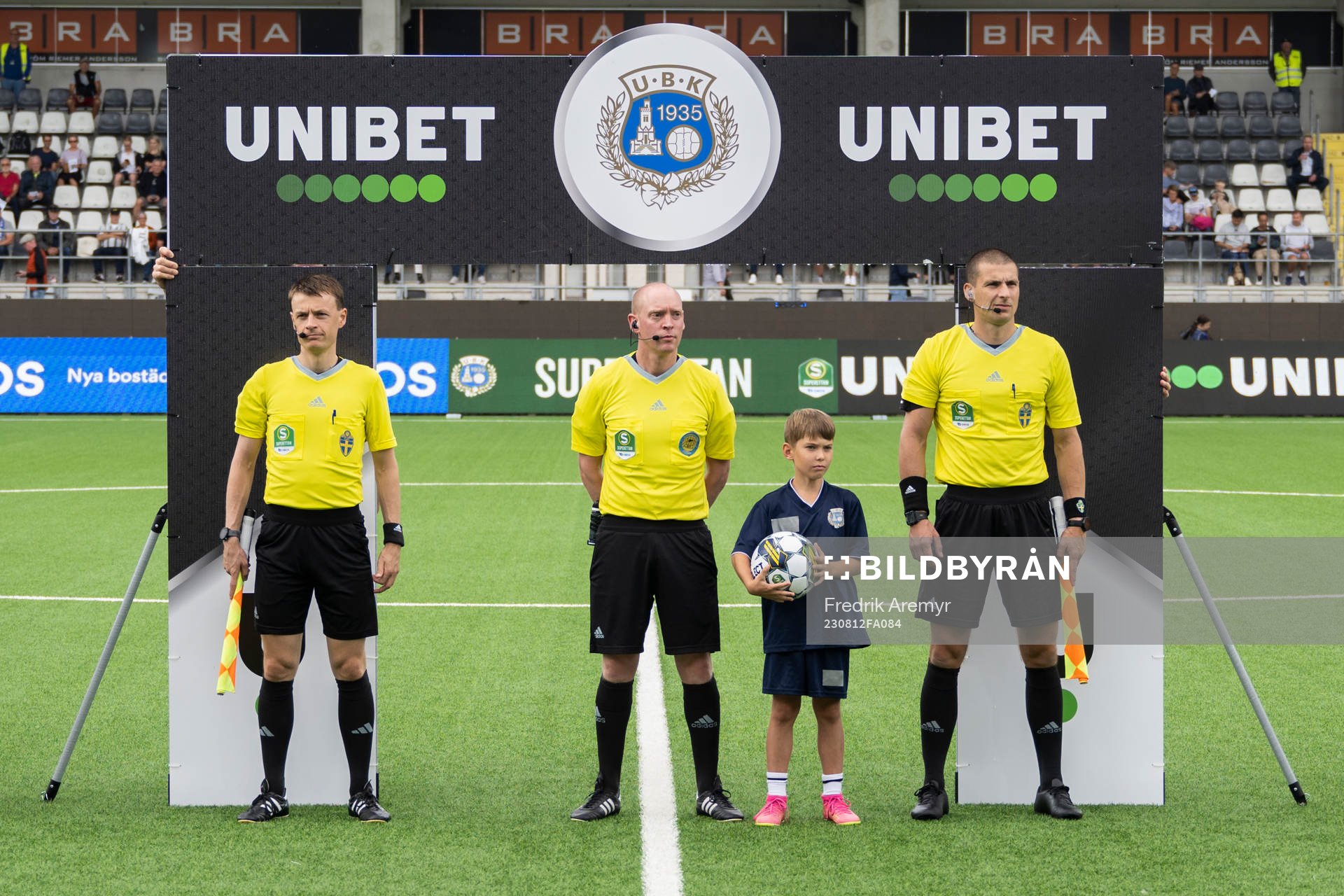 Domartrion bestående av assisterande domare Viktor