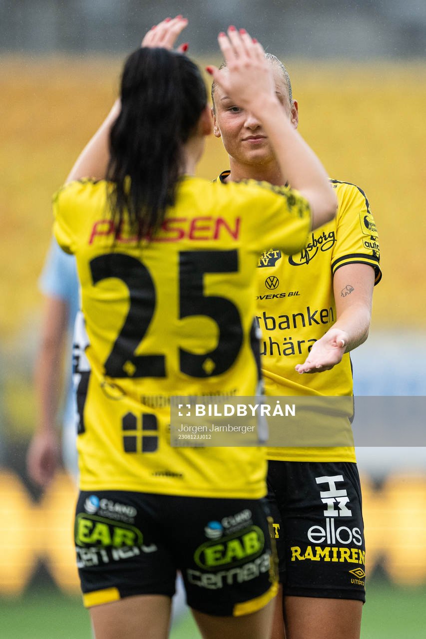 Elfsborgs Stina Jensen jublar med Izabella Bergström (rygg
