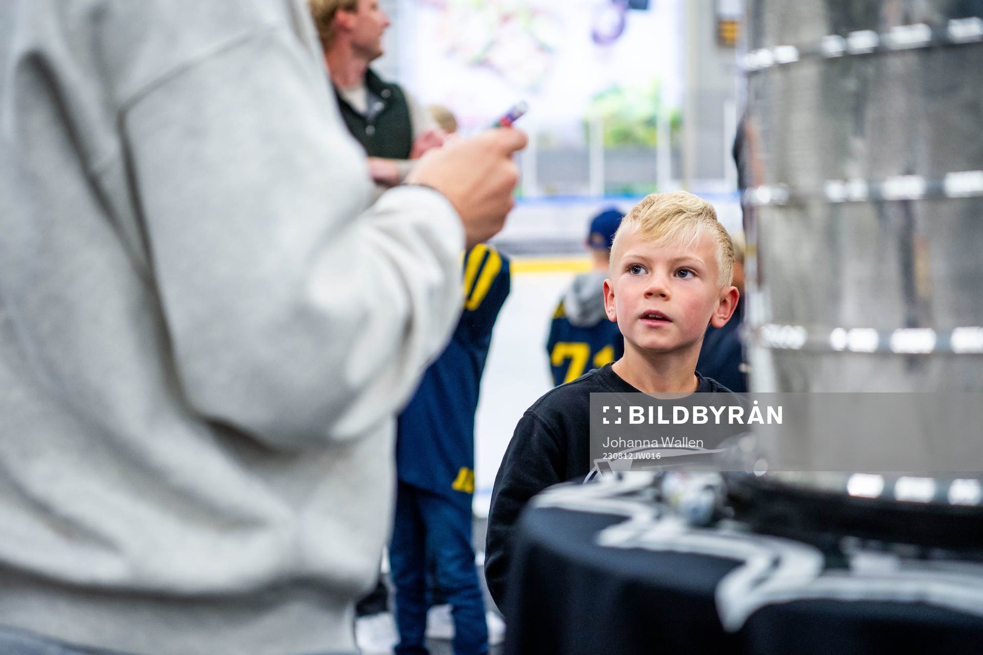 William Karlsson visar upp Stanley Cup-pokalen