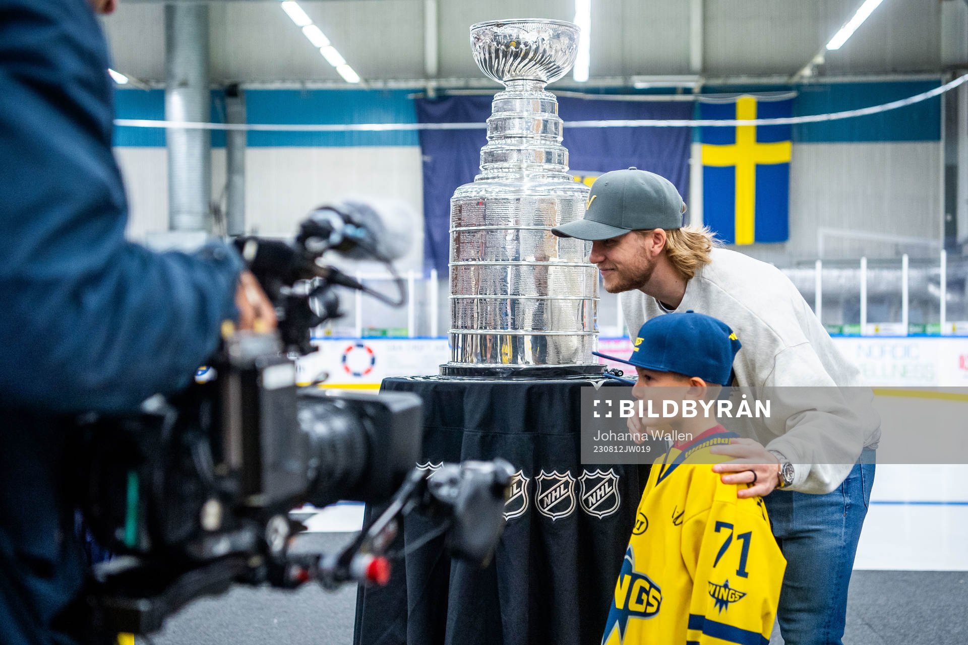 William Karlsson visar upp Stanley Cup-pokalen