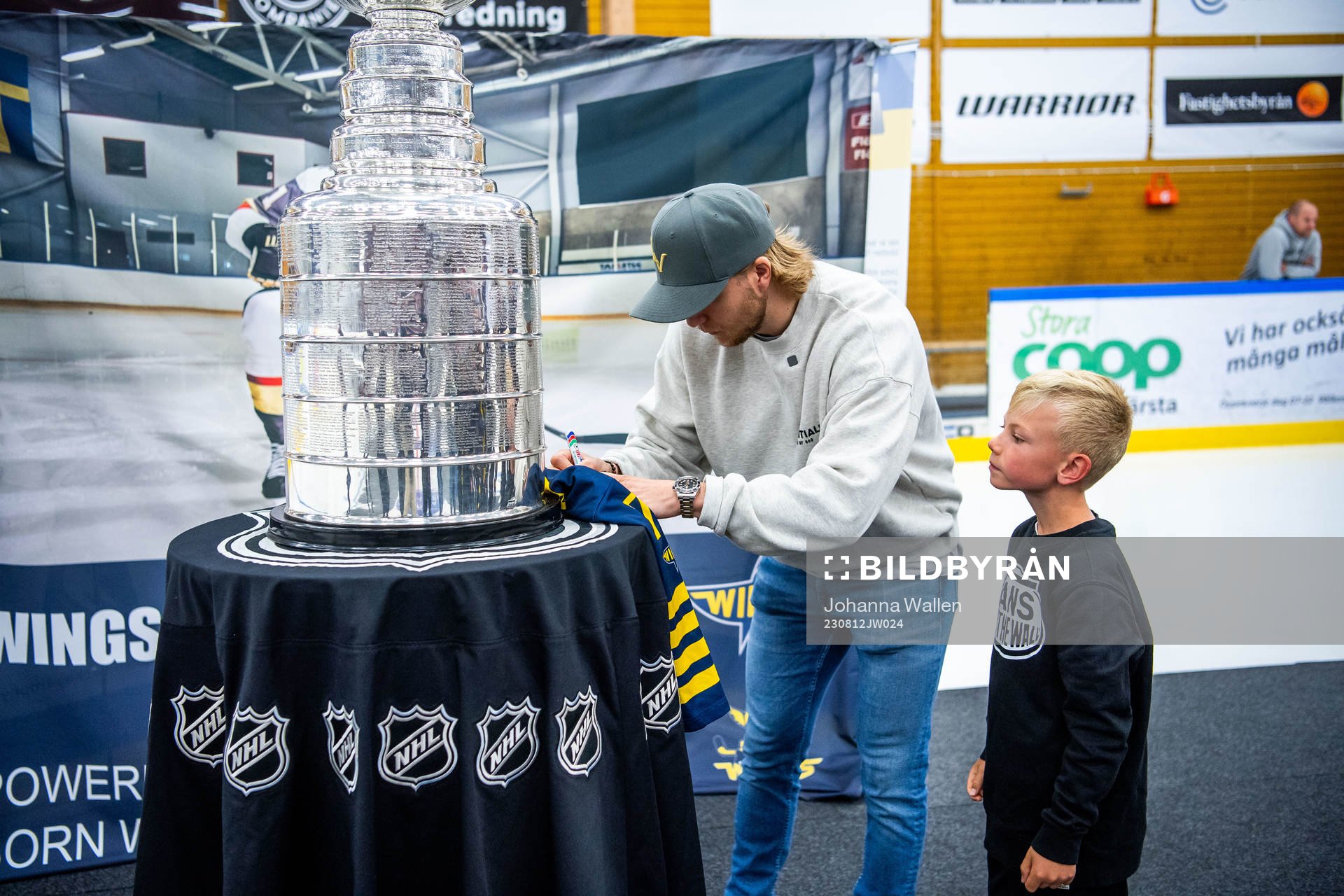 William Karlsson visar upp Stanley Cup-pokalen