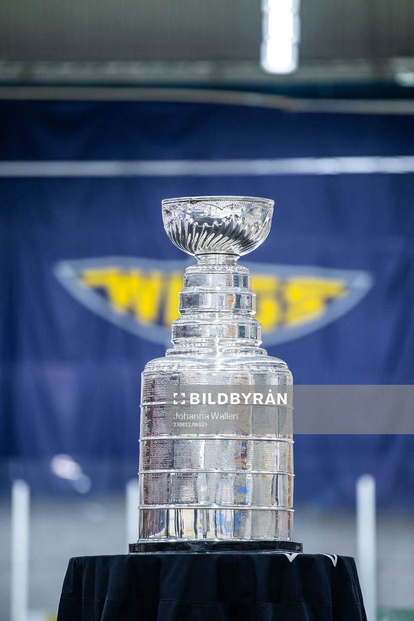 William Karlsson visar upp Stanley Cup-pokalen