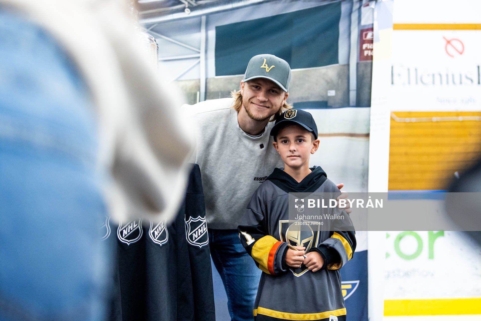 William Karlsson visar upp Stanley Cup-pokalen