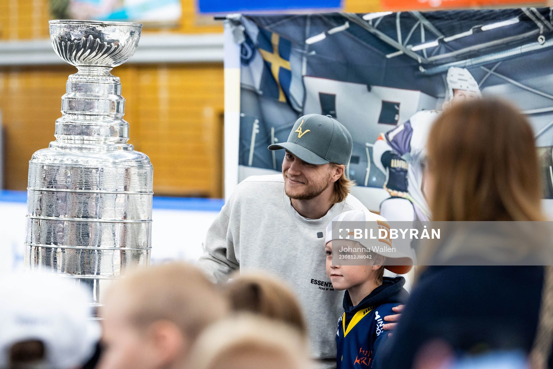 William Karlsson visar upp Stanley Cup-pokalen