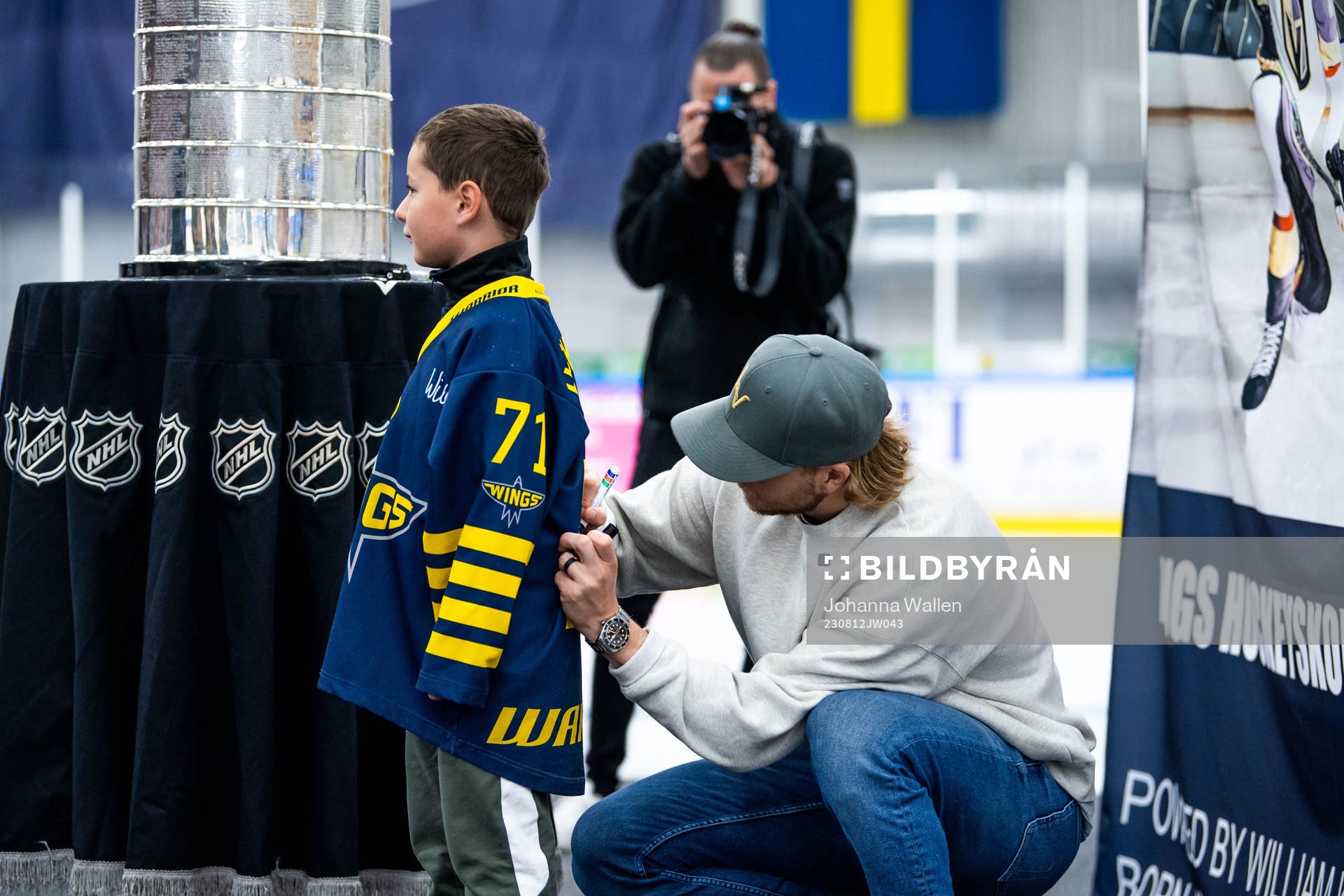 William Karlsson visar upp Stanley Cup-pokalen