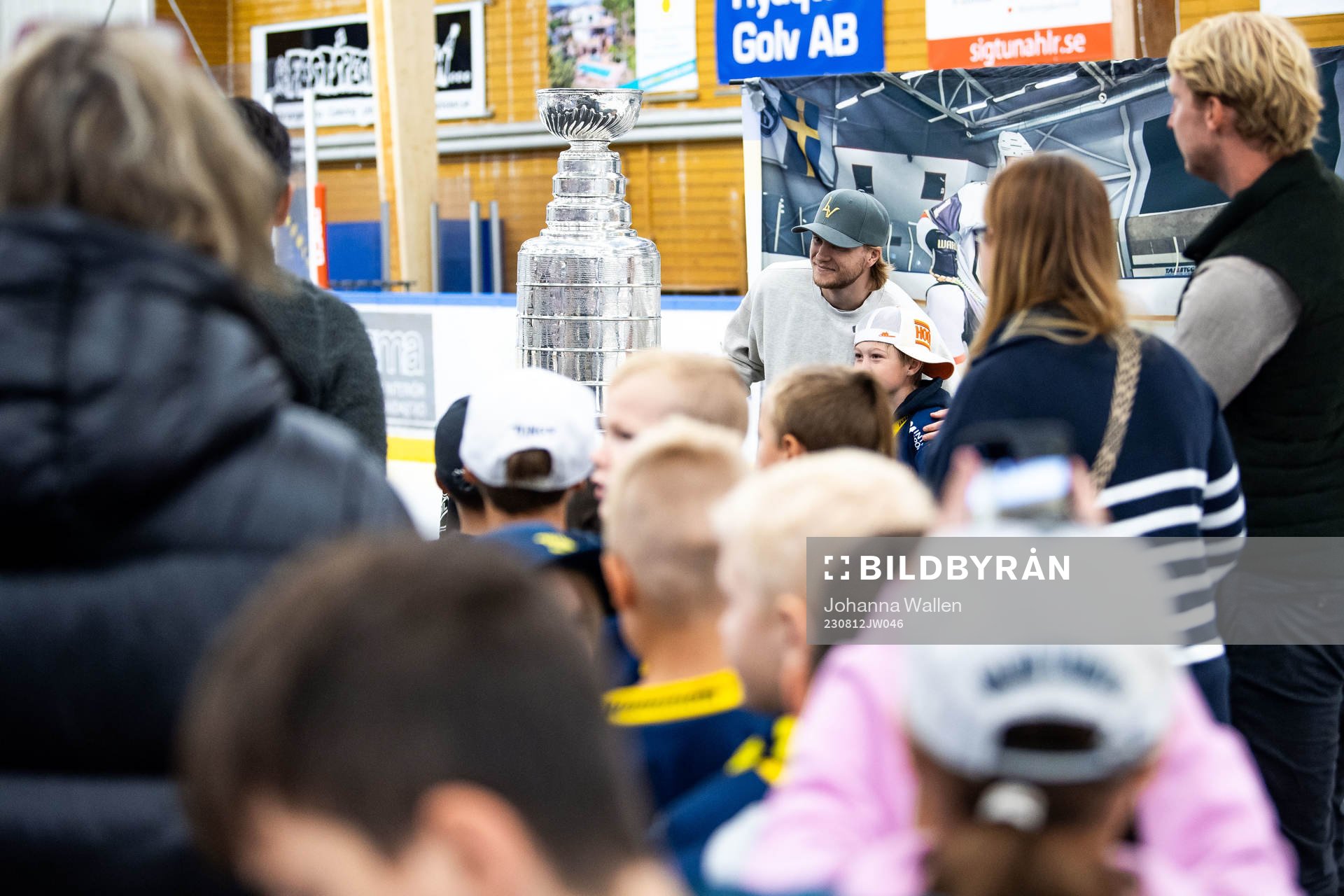 William Karlsson visar upp Stanley Cup-pokalen