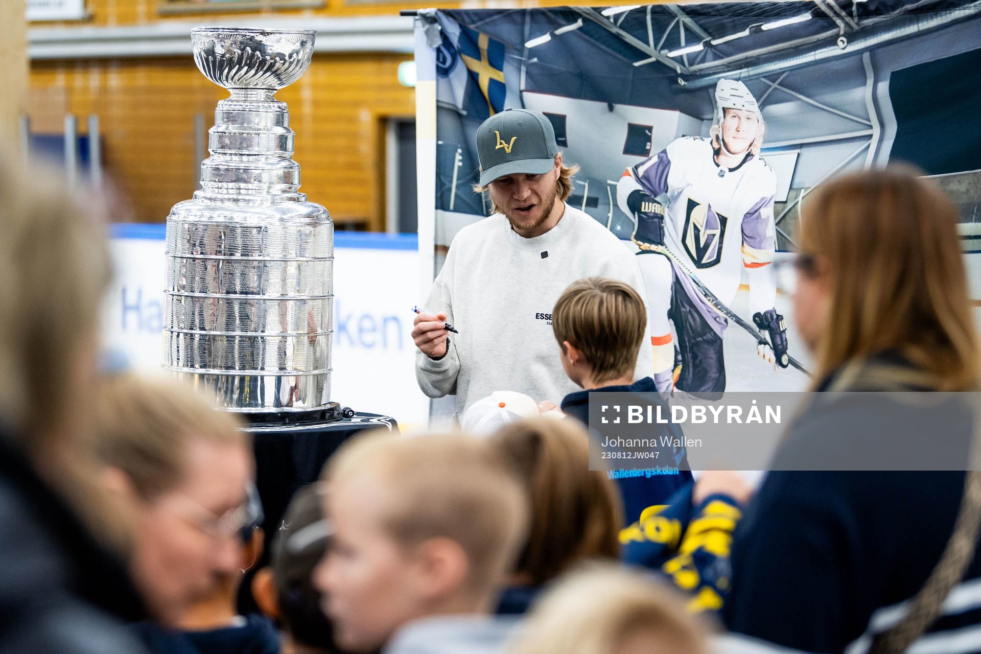 William Karlsson visar upp Stanley Cup-pokalen