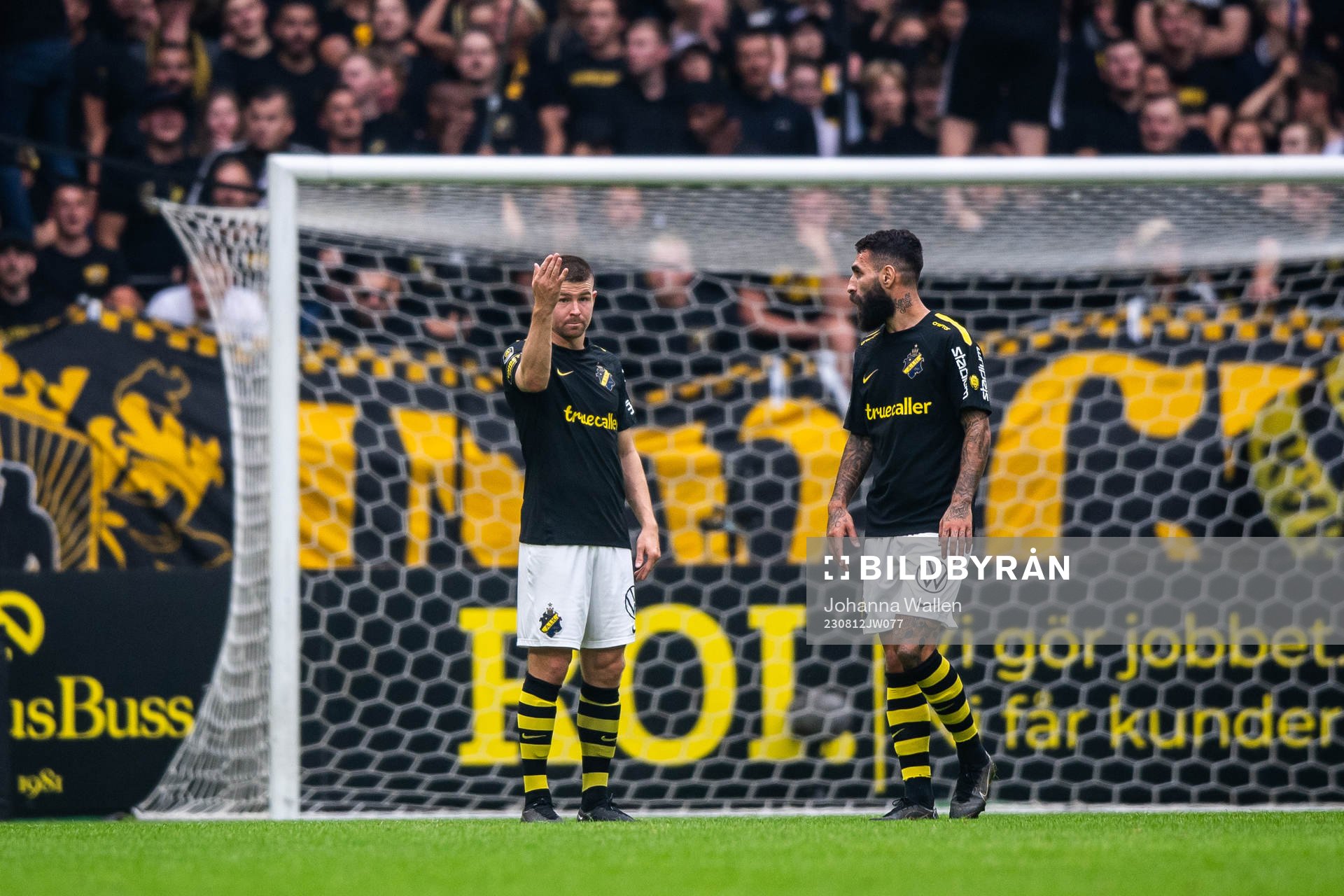 AIKs Mads Døhr Thychosen och Jimmy Durmaz  deppar