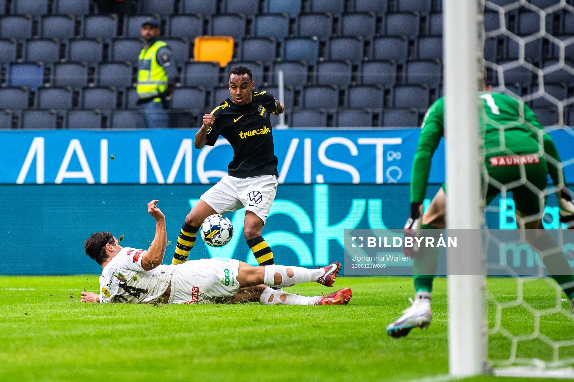 Brommapojkarnas Kevin Ackermann och AIKs Bilal Hussein