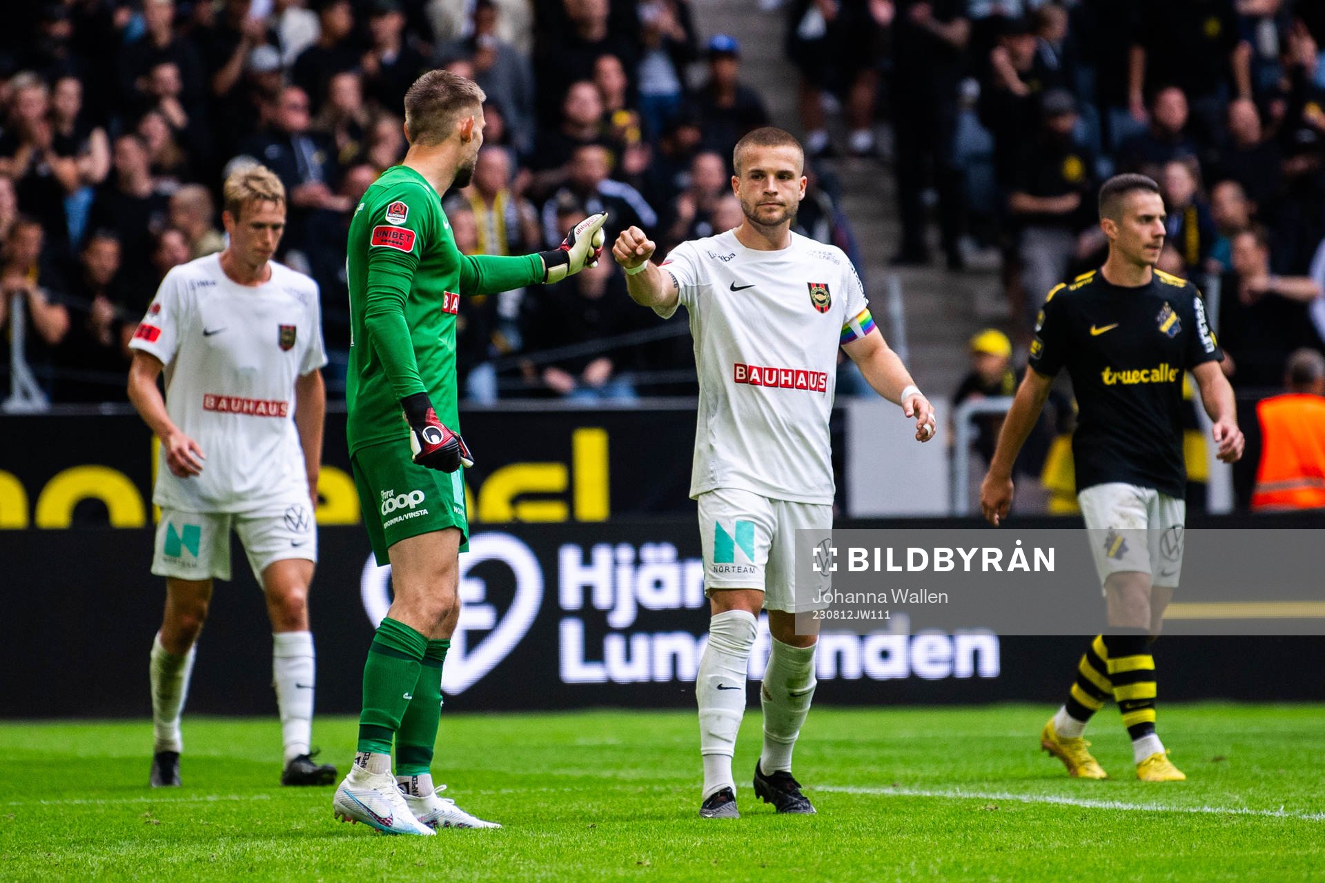 Brommapojkarnas målvakt Lucas Hägg Johansson och Amadeus