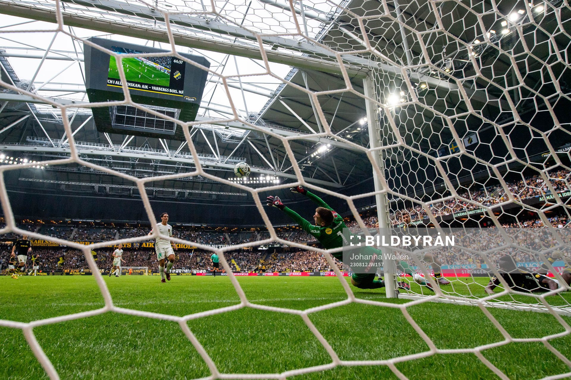 AIKs Erick Otieno gör 1-1 bakom Brommapojkarnas målvakt Lucas Hägg Johansson under fotbollsmatchen i Allsvenskan mellan AIK och Brommapojkarna den 12 augusti 2023 i Stockholm. 