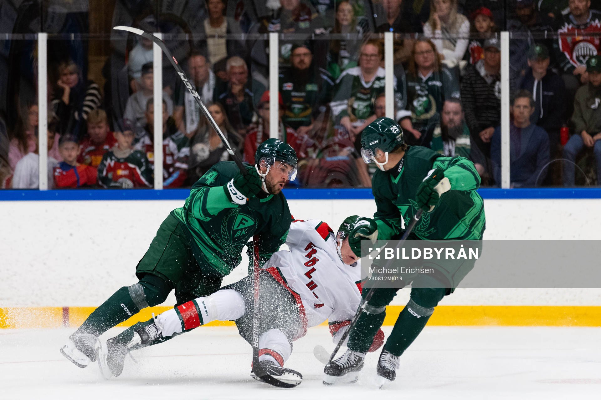 Färjestads Jonathan Andersson tacklar Frölundas Noah Hasa