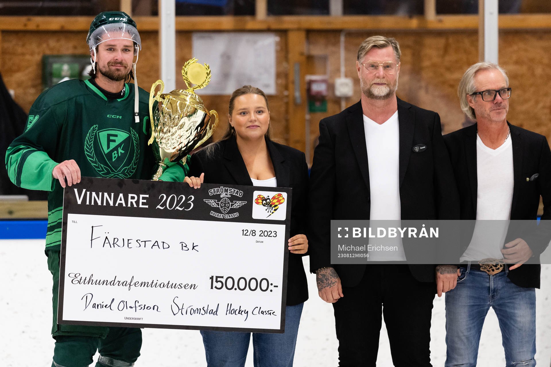 Färjestads Linus Johansson med pokal och check