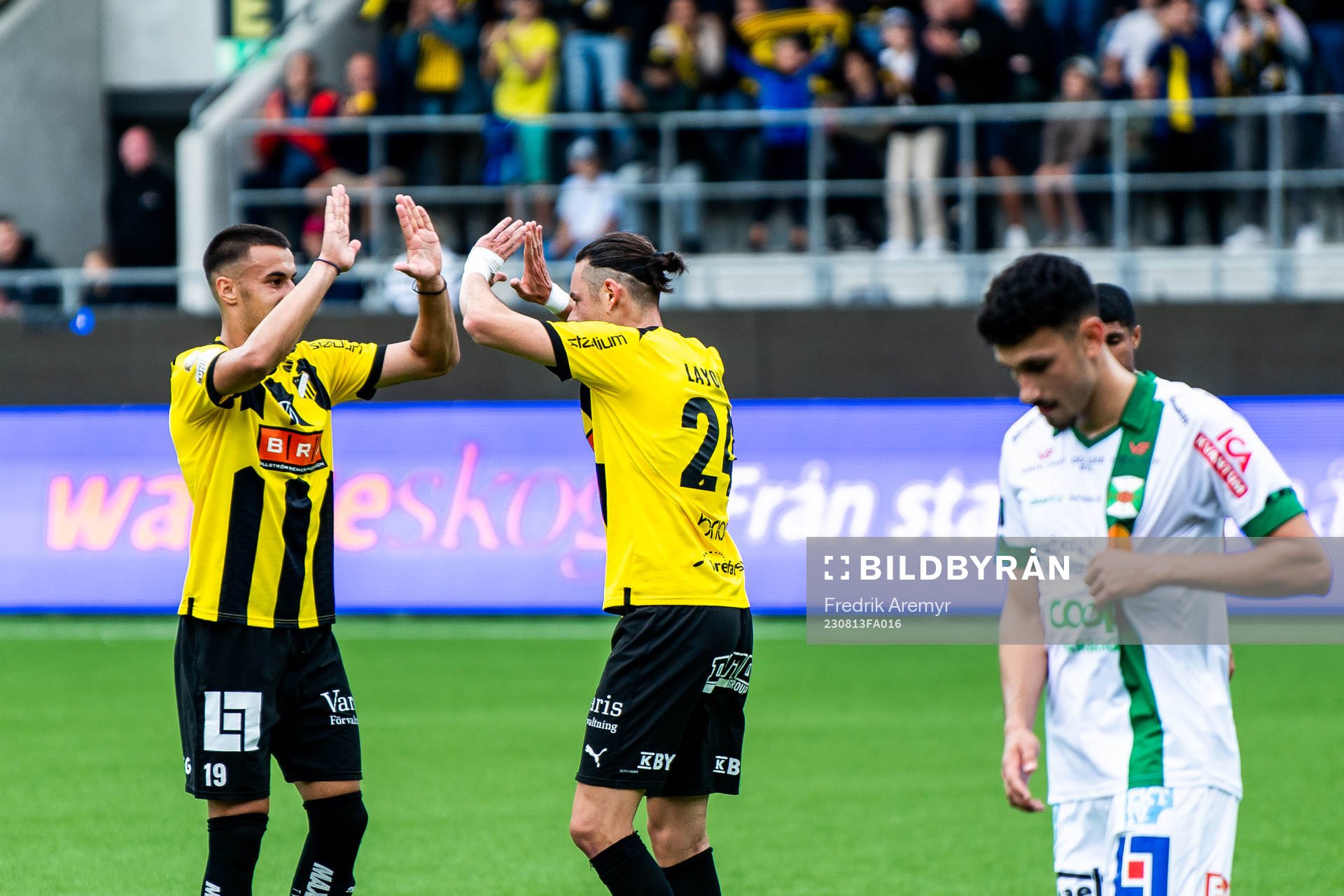Häckens Srdjan Hrstic och Amor Layouni jublar