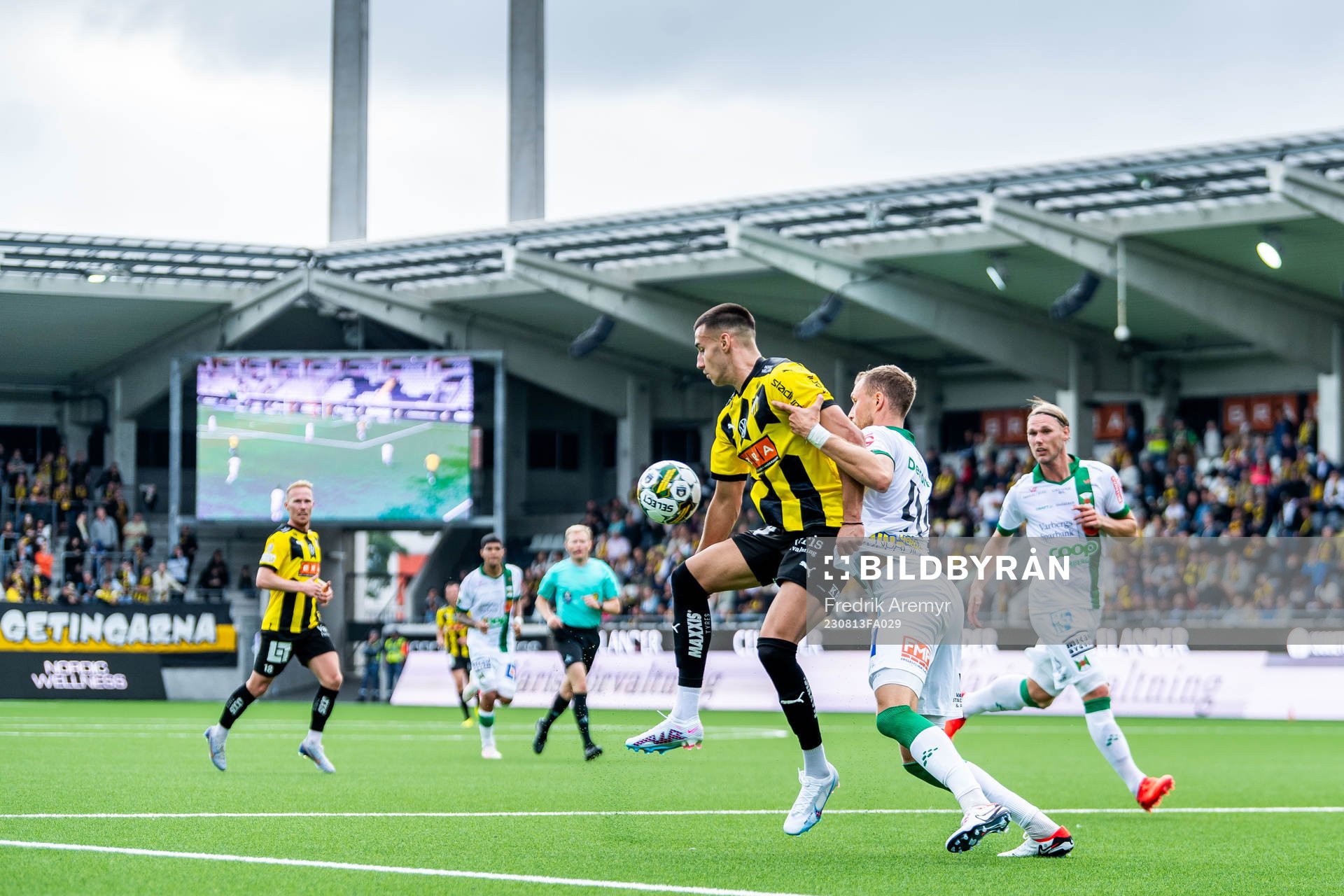 Häckens Srdjan Hrstic och Varbergs Niklas Dahlström