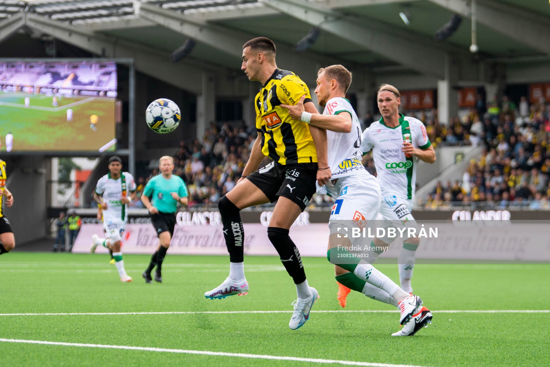 Häckens Srdjan Hrstic och Varbergs Niklas Dahlström